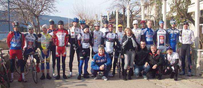 srpski biciklisti i sturcni tim sa domacinima hotela Vila Mirela